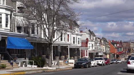 Una-Calle-Residencial-En-Reading-Pennsylvania-De-Casas-En-Hilera-Y-Casas-En-El-Estilo-Típico-De-Pennsylvania-2