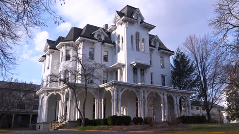 Lapso-De-Tiempo-De-Las-Nubes-Pasando-Detrás-De-Una-Antigua-Casa-Embrujada-Victoriana