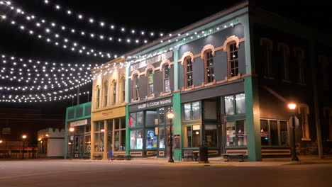 Escaparates-Históricos-Agradablemente-Iluminados-Por-La-Noche-En-Bay-City-Michigan