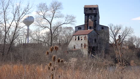 Very-old-abandoned-rusting-mill-or-factory-suggests-the-end-of-America-as-an-industrial-power