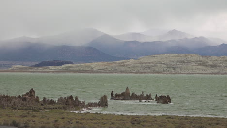 Beautiful-shot-of-Mono-Lake-California-with-clouds-and-fog
