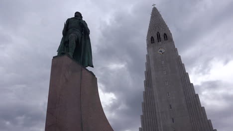 Lapso-De-Tiempo-De-Una-Estatua-De-Leif-Erikson-Estatua-En-Frente-De-La-Iglesia-Hallgrimskirkja-En-Reykjavik,-Islandia