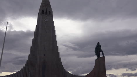 The-Leif-Erikson-statue-in-front-of-Hallgrimskirkja-Church-in-Reykjavik-Iceland-on-a-dark-stormy-day