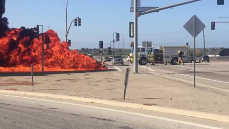 Ein-Auto-Kia-Soul-Feuer-Brennt-An-Einer-Kreuzung-Mit-Einem-Feuerwehrauto-In-Der-Nähe-Von-Ventura-Kalifornien-Ca