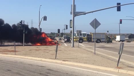 Un-Coche-Kia-Soul-Fire-Arde-En-Una-Intersección-Con-Un-Camión-De-Bomberos-Cerca-De-Ventura-California-1