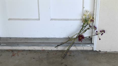 Blumen-Werden-Vor-Der-Tür-Gelassen