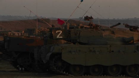 Israelische-Gepanzerte-Fahrzeuge-Warten-An-Einem-Stützpunkt-Der-Armee-An-Der-Grenze-Des-Gazastreifens