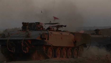 Israelische-Schützenpanzer-Rollen-Entlang-Der-Grenze-Zum-Gazastreifen-In-Die-Schlacht