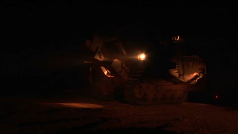 Ein-Israelischer-Gepanzerter-Bulldozer-Patrouilliert-Nachts-An-Der-Israelischen-Grenze-Zum-Gazastreifen