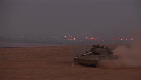 Ein-Israelischer-Panzer-Bewegt-Sich-Durch-Ein-Niemandsland-Zwischen-Israel-Und-Dem-Gazastreifen