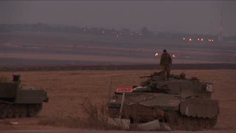 Ein-Soldat-Klettert-Von-Einem-Israelischen-Panzer-Herunter