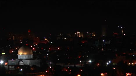 La-Cúpula-De-La-Roca-En-Jerusalén-Está-Iluminada-Por-Las-Luces-De-La-Ciudad