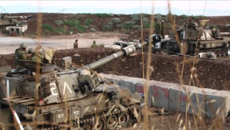 Un-Tanque-Del-Ejército-Israelí-Mueve-Su-Cañón-A-La-Posición-De-Disparo-Durante-La-Guerra-Entre-Israel-Y-El-Líbano
