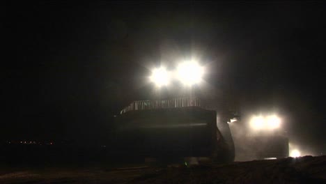 Gepanzerte-Israelische-Bulldozer-Bewegen-Sich-In-Einer-Nachtpatrouillenoperation-Entlang-Der-Grenze-Des-Gazastreifens