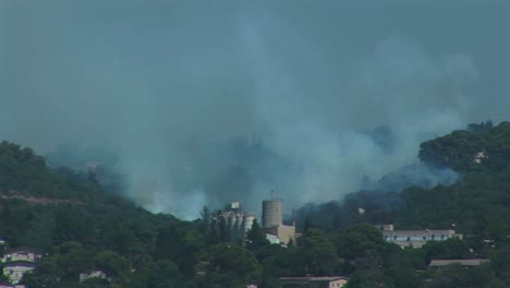 Rauchwolken-Steigen-Aus-Den-Bergen-Um-Haifa-Israel-Während-Des-Israel-Libanon-Krieges-Auf