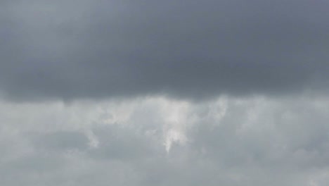Zeitraffer-Von-Weißen-Und-Grauen-Wolken,-Die-Sich-Schnell-Bewegen