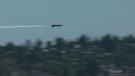 Un-Barril-A-Reacción-De-Los-ángeles-Azules-Rueda-Y-Pasa-Volando-Junto-A-Otras-Aeronaves