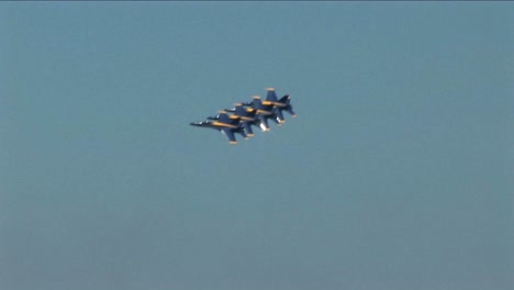 Vier-Blaue-Engel-Jets-Fliegen-In-Formation-1