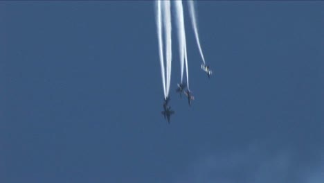 Sechs-Blue-Angels-Jets-Fliegen-Nach-Unten-Und-Aus-Der-Formation