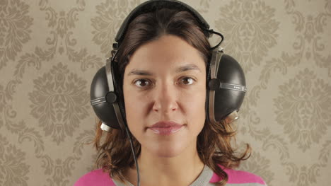 Woman-Headphones-02