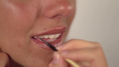 Mujer-aplicando-maquillaje-026