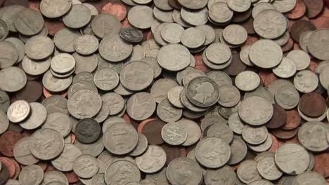 Ein-Haufen-Münzen-Liegt-Auf-Einem-Tisch