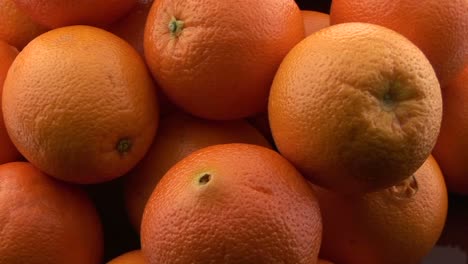 Ein-Haufen-Orangen-Liegt-Auf-Einem-Tisch