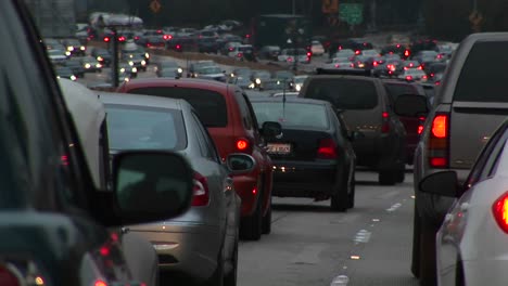 Verkehr-Fährt-Langsam-Auf-Einer-überfüllten-Autobahn-2