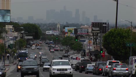 El-Tráfico-Congestionado-Pasa-Por-Una-Calle-De-La-Ciudad.