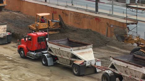 Traktoren-Bewegen-Schmutz-Auf-Einer-Baustelle