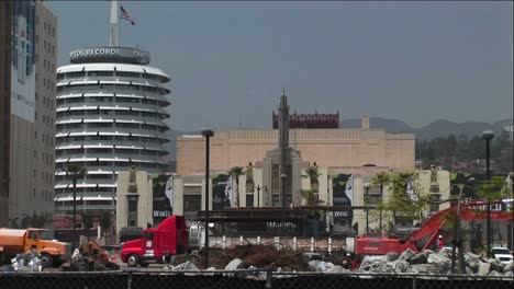 Los-Camiones-Circulan-Por-Un-Sitio-De-Construcción.