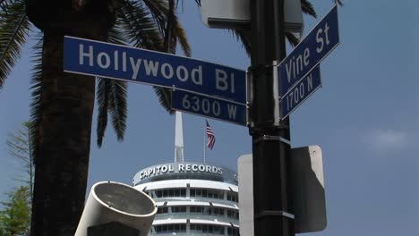 El-Edificio-Del-Capitolio-Se-Levanta-Cerca-De-La-Intersección-De-Hollywood-Y-Vine