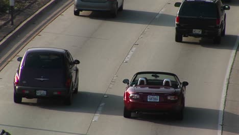 Ein-Sportwagen-Fährt-Auf-Der-Autobahn