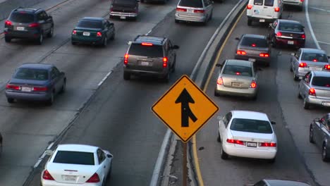 Fahrzeuge-Fügen-Sich-Langsam-In-Den-Verkehr-Ein-1