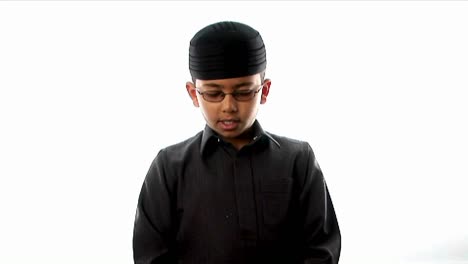Un-Niño-Reza-Con-Un-Sombrero-Ajustado
