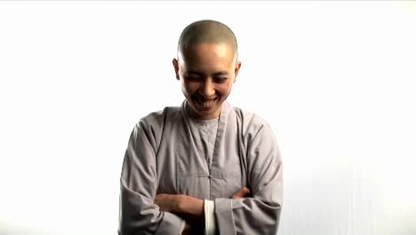 Ein-Junger-Buddhistischer-Mönch-Lacht