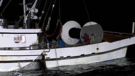 Un-Par-De-Miembros-De-La-Tripulación-Trabajan-En-La-Cubierta-De-Un-Barco-Pesquero