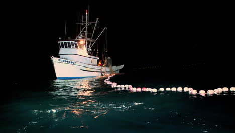 Un-Barco-De-Pesca-Extiende-Una-Red