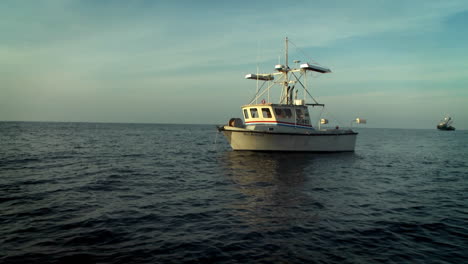 Ein-Fischkutter-Navigiert-Auf-Hoher-See