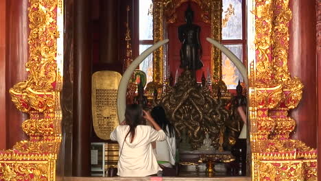 Eine-Junge-Frau-Betritt-Einen-Buddhistischen-Tempel-In-Thailand-Und-Setzt-Sich-Hin-Und-Beginnt-Zu-Beten