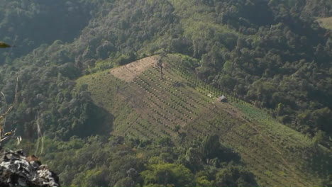 Eine-Luftaufnahme-Eines-Bauernhofs-Von-Hoch-Oben-Auf-Einem-Hügel