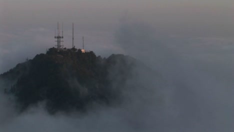 Ein-Zeitraffer-Mit-Starker-Wolkendecke-über-Antennen-Auf-Einem-Berggipfel