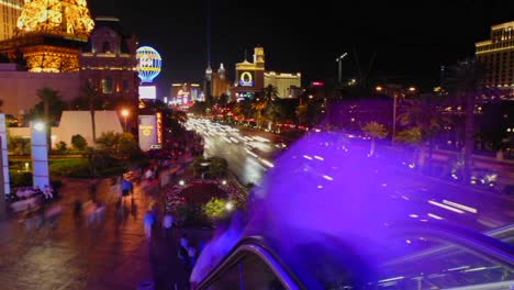 Un-Lapso-De-Tiempo-De-Vehículos-Y-Personas-En-La-Noche-En-Las-Vegas