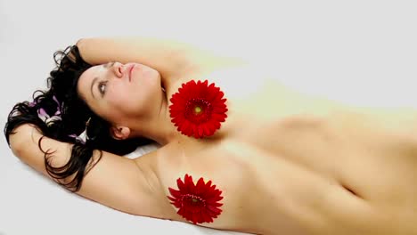 Eine-Frau,-Die-Auf-Ihrer-Seite-Liegt,-Trägt-Blumen,-Um-Ihre-Brust-Zu-Bedecken
