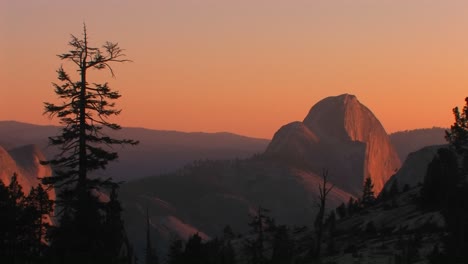 El-Goldenhour-Sun-Brilla-Sobre-Un-Paisaje-Montañoso-En-El-Parque-Nacional-De-Yosemite-California