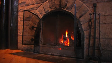 Wood-burns-in-a-fireplace