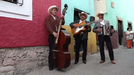 Banda-mexicana-tocando-04