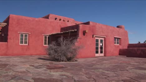 Ein-Adobe-Haus-Besetzt-Eine-Wüstenebene-In-New-Mexiko