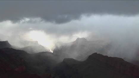 Ein-Zeitraffer-Von-Wolken,-Die-Sich-über-Berge-Im-Grand-Canyon-Nationalpark-In-Arizona-Bewegen