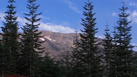 Leichte-Flauschige-Wolken-Hängen-Am-Himmel-über-Einem-Berg-Im-Mt-St-Helens-Nationalpark